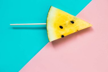 olgun sarı karpuz bir sopa üzerinde üçgen dondurma dilimleri