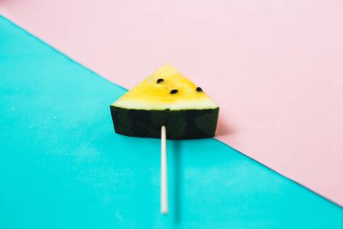 olgun sarı karpuz bir sopa üzerinde üçgen dondurma dilimleri