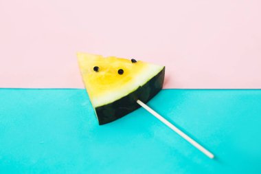 olgun sarı karpuz bir sopa üzerinde üçgen dondurma dilimleri