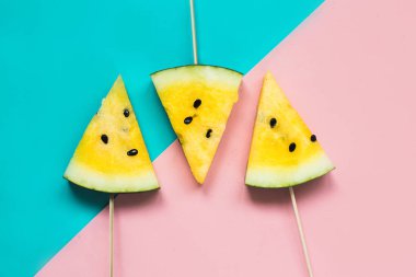 olgun sarı karpuz bir sopa üzerinde üç üçgen dondurma dilimleri