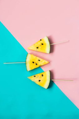olgun sarı karpuz bir sopa üzerinde üç üçgen dondurma dilimleri