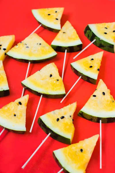 olgun sarı karpuz bir sopa üzerinde dondurma üçgen parçaları bir sürü