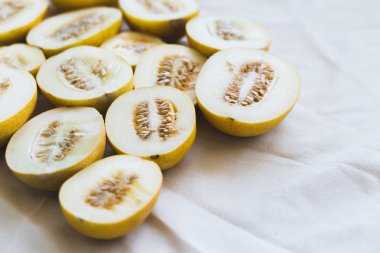 Parlak ışıklı kavun yarım bir grup.