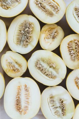 Parlak ışıklı kavun yarım bir grup.