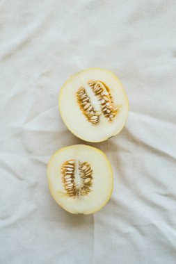 Parlak ışıklı kavun yarım bir grup.