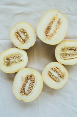 Parlak ışıklı kavun yarım bir grup.