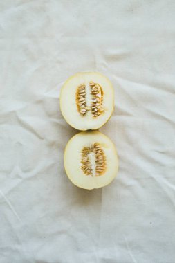 Parlak ışıklı kavun yarım bir grup.