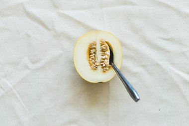 Parlak ışıklı kavun yarım bir grup.