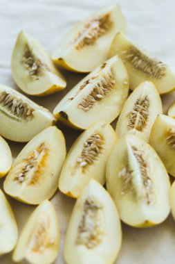 Parlak ışıklı olgun kavun yarım bir grup.