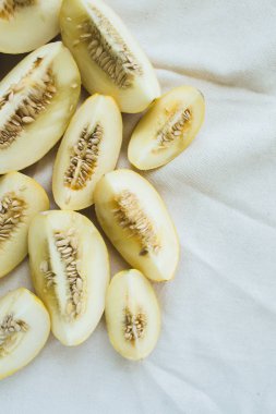 Parlak ışıklı olgun kavun yarım bir grup.