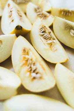 Parlak ışıklı olgun kavun yarım bir grup.