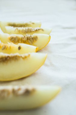 Parlak ışıklı olgun kavun yarım bir grup.