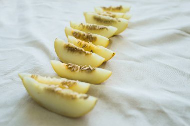 Parlak ışıklı olgun kavun yarım bir grup.