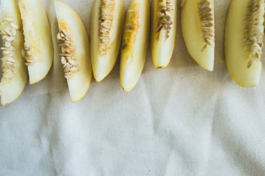 Parlak ışıklı olgun kavun yarım bir grup.