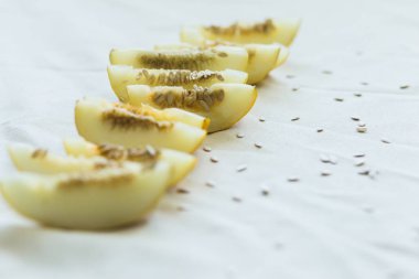 Parlak ışıklı olgun kavun yarım bir grup.