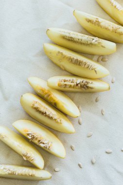 Parlak ışıklı olgun kavun yarım bir grup.