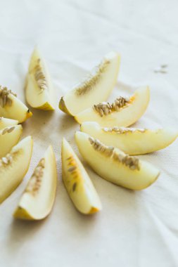 Parlak ışıklı olgun kavun yarım bir grup.