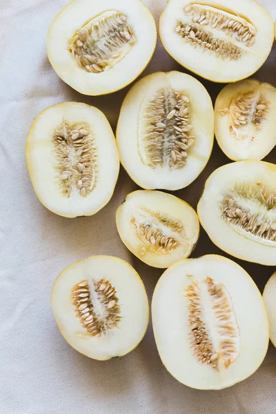 Parlak ışıklı kavun yarım bir grup.