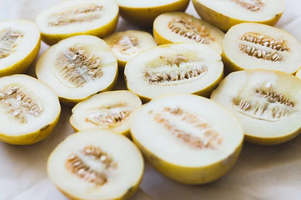 Parlak ışıklı kavun yarım bir grup.