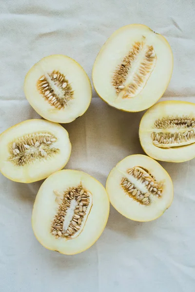 Parlak ışıklı kavun yarım bir grup.