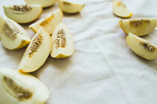 Parlak ışıklı olgun kavun yarım bir grup.