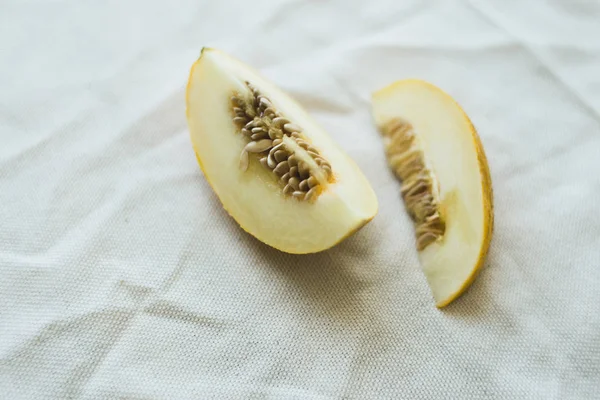 Parlak ışıklı olgun kavun yarım bir grup.