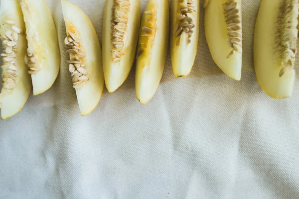 Parlak ışıklı olgun kavun yarım bir grup.