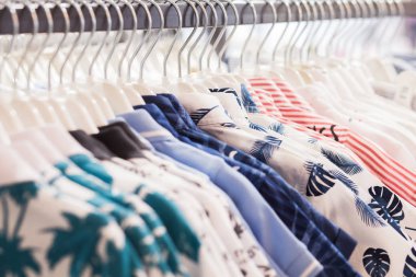 Giysi askısı renkli Kumaş gömlek ile doldurulur