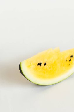 beyaz bir arka plan üzerinde olgun sarı kavun bir dilim kesmek