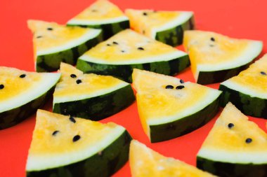 beyaz arka plan üzerinde olgun sarı karpuz üçgen dilimleri kesmek