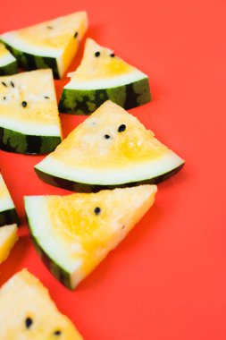 beyaz arka plan üzerinde olgun sarı karpuz üçgen dilimleri kesmek