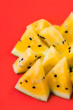 beyaz arka plan üzerinde olgun sarı karpuz üçgen dilimleri kesmek