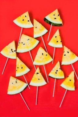 beyaz arka plan üzerinde olgun sarı karpuz üçgen dilimleri kesmek