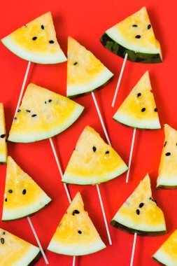 beyaz arka plan üzerinde olgun sarı karpuz üçgen dilimleri kesmek