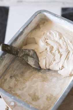 plastik bir kapta son macun bitmiş çözüm, onarım çalışmaları