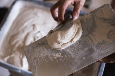 plastik bir kapta son macun bitmiş çözüm, onarım çalışmaları