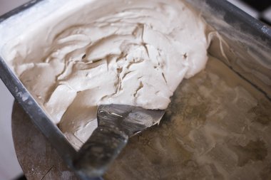 plastik bir kapta son macun bitmiş çözüm, onarım çalışmaları