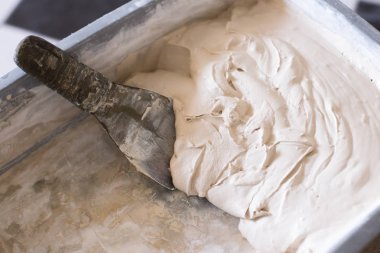 plastik bir kapta son macun bitmiş çözüm, onarım çalışmaları