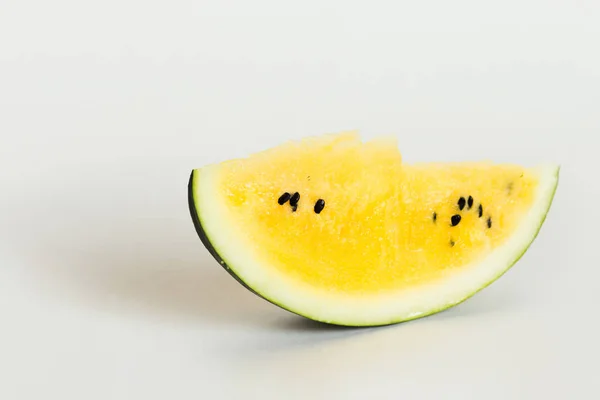 Schneiden Sie eine Scheibe reife gelbe Melone auf weißem Hintergrund — Stockfoto