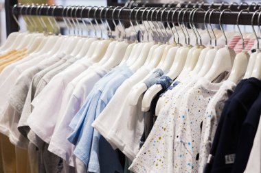 Giysi askısı renkli Kumaş gömlek ile doldurulur