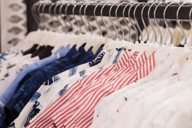 Giysi askısı renkli Kumaş gömlek ile doldurulur