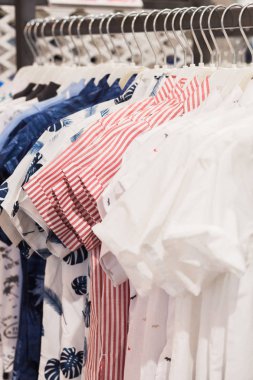 Giysi askısı renkli Kumaş gömlek ile doldurulur