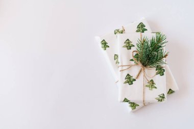 Noel ya da yeni yıl arkaplanı, Noel hediyelerinin ve köknar dallarının sade kompozisyonu, düzlük, düzlük, karşılama metinleri için boş alan.