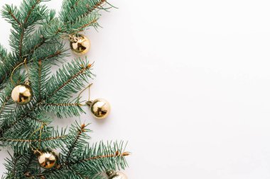 Noel ya da yeni yıl arkaplanı, Noel altın oyuncakları ve köknar dallarının sade kompozisyonu, Flatlay, mesajlaşma için boş alan..