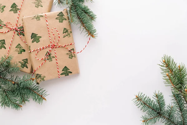 Noel ya da yeni yıl arkaplanı, Noel hediyelerinin ve köknar dallarının sade kompozisyonu, düzlük, düzlük, karşılama metinleri için boş alan.