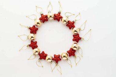 Noel kompozisyonu. Kırmızı ve altın renkli Noel topları beyaz arka planda. Düz konum, üst görünüm, kopyalama alanı. En düşük konsept