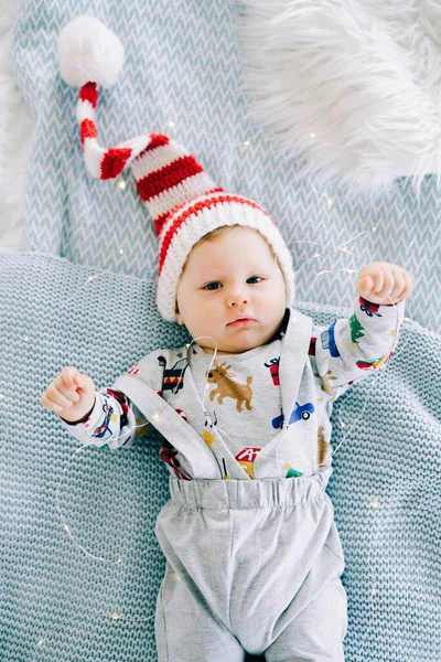 Pierwsze Boże Narodzenie Dziecka Uroczy Chłopczyk Kapeluszu Mikołaja Leżąc Łóżku — Zdjęcie stockowe