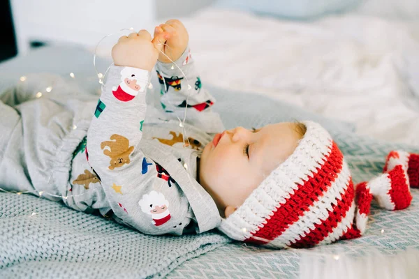 Pierwsze Boże Narodzenie Dziecka Uroczy Chłopczyk Kapeluszu Mikołaja Leżąc Łóżku — Zdjęcie stockowe