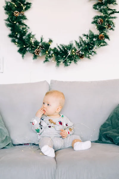 Pierwszy Boże Narodzenie Dziecka Cute Little Boy Siedzi Świątecznym Stroju — Zdjęcie stockowe