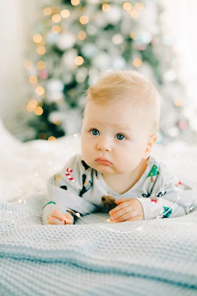 Pierwsze Boże Narodzenie Dziecka Zamyślony Smutny Chłopczyk Leży Świątecznym Kostiumie — Zdjęcie stockowe